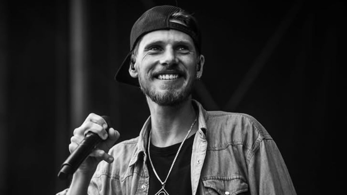 Décès De Naâman : Le Chanteur Succombe À Une Tumeur Cérébrale À 34 Ans Décès De Naâman : Le Chanteur Succombe À Une Tumeur Cérébrale À 34 Ans