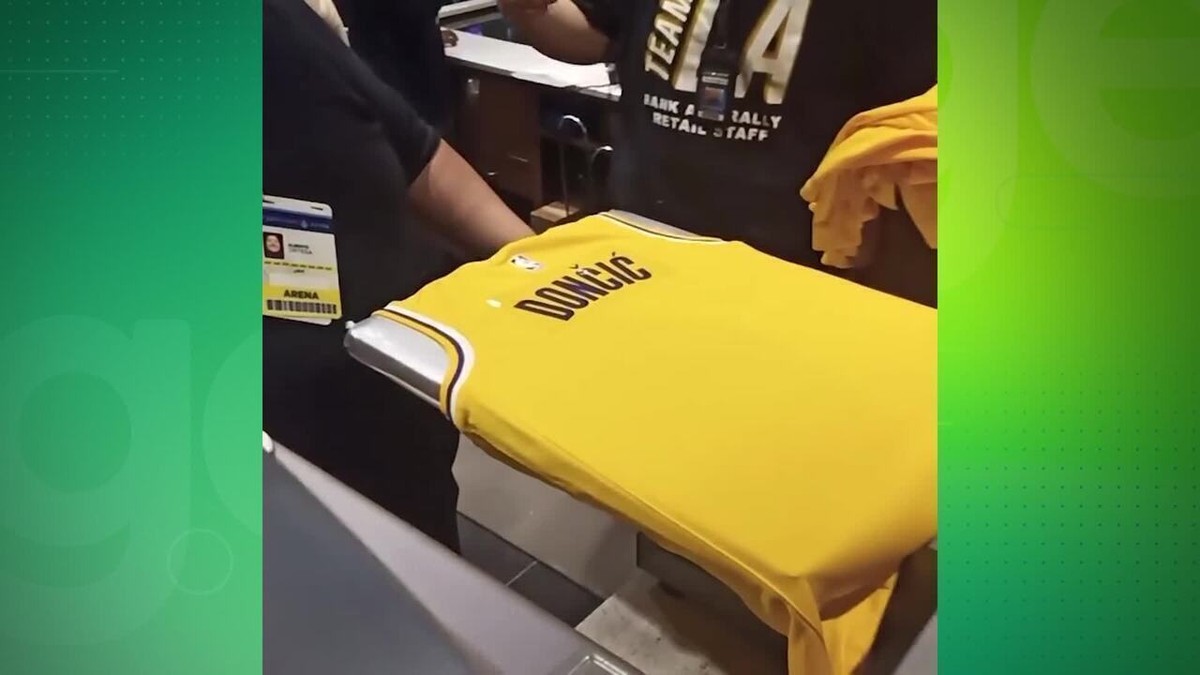 Fila Quilométrica Por Camisa De Dončić: Fãs Lotam Loja Em Busca Do Novo Uniforme Fila Quilométrica Por Camisa De Dončić: Fãs Lotam Loja Em Busca Do Novo Uniforme