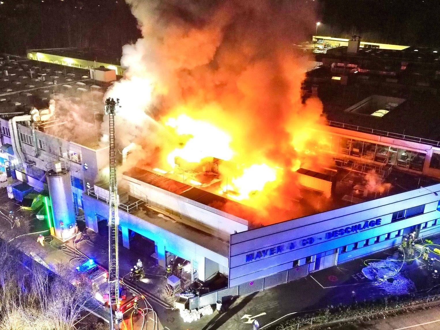 Großbrand Bei Maco: Fünf Verletzte In Beschlägewerk Großbrand Bei Maco: Fünf Verletzte In Beschlägewerk
