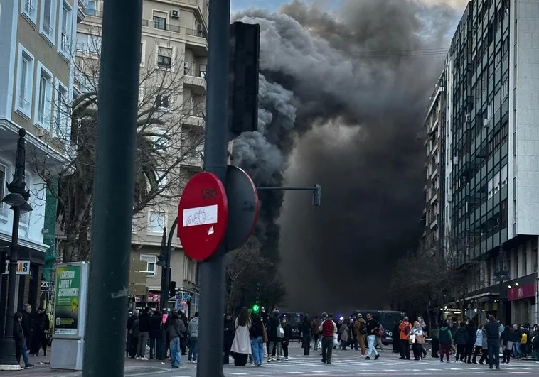Incendio En Bingo De Valencia: Alarma En El Centro Ciudad Incendio En Bingo De Valencia: Alarma En El Centro Ciudad