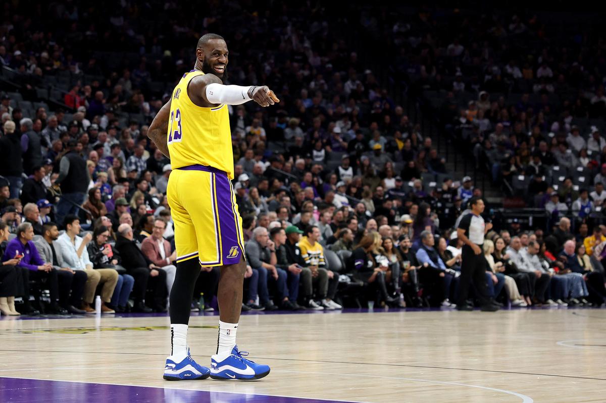 LeBron James À 40 Ans : Une Longévité Et Une Performance Qui Impressionnent Toujours La NBA LeBron James À 40 Ans : Une Longévité Et Une Performance Qui Impressionnent Toujours La NBA