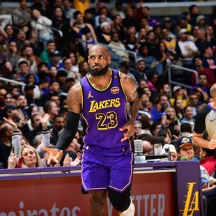 LeBron James Iguala A Michael Jordan Con 42 Puntos: Un Hito En La NBA LeBron James Iguala A Michael Jordan Con 42 Puntos: Un Hito En La NBA