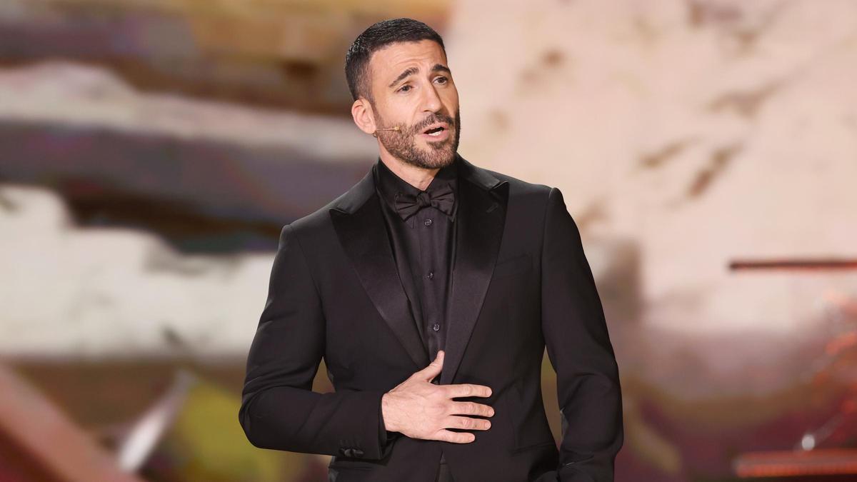Miguel Ángel Silvestre Recuerda A Su Compañera De Reparto, La Actriz Dana, En Los Premios Miguel Ángel Silvestre Recuerda A Su Compañera De Reparto, La Actriz Dana, En Los Premios