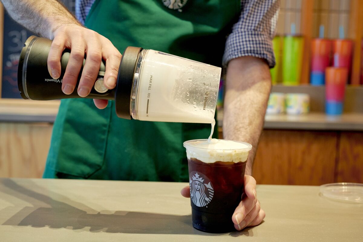 Starbucks' Cup Writing Policy: A Divisive Customer Reaction Starbucks' Cup Writing Policy: A Divisive Customer Reaction