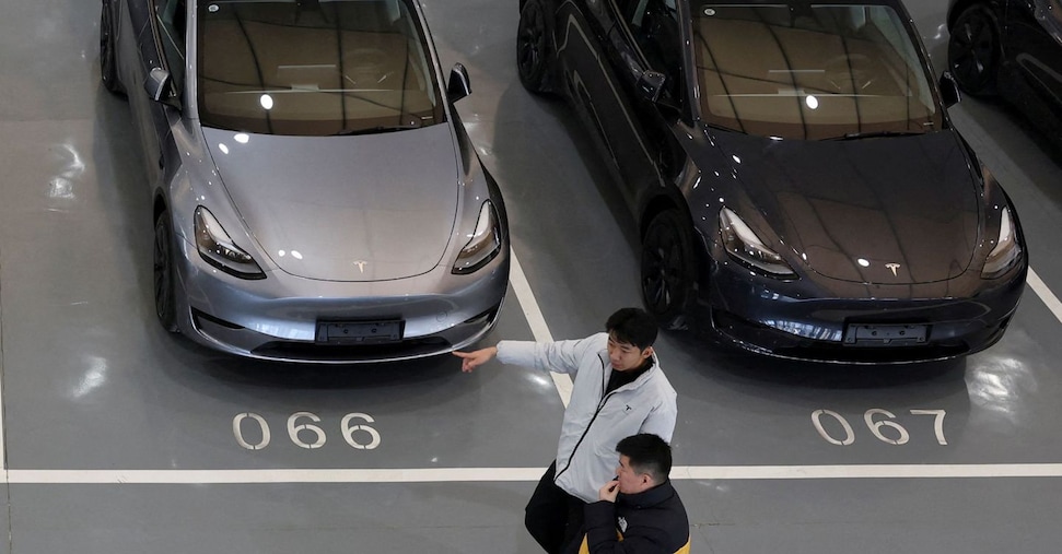 Tesla In Crisi: Vendite In Calo In Europa E Cina, Mentre BYD Vola In Borsa Tesla In Crisi: Vendite In Calo In Europa E Cina, Mentre BYD Vola In Borsa