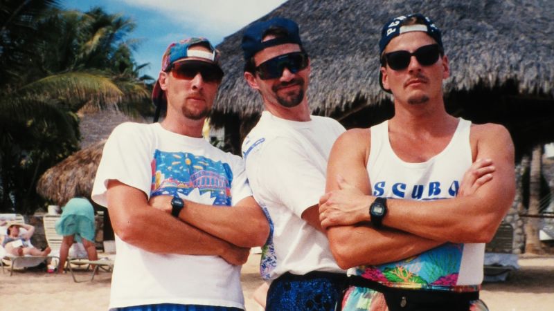Vacation Friends Reunited: Same Pose, 30 Years Later Vacation Friends Reunited: Same Pose, 30 Years Later